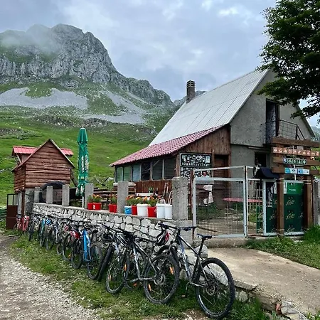 Kapetanovo Jezero Bungalov B&B 포드고리차