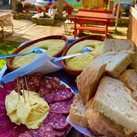 Kapetanovo Jezero Bungalov Bed & Breakfast *