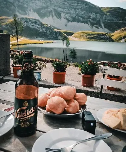 Bed & Breakfast Kapetanovo Jezero Bungalov *